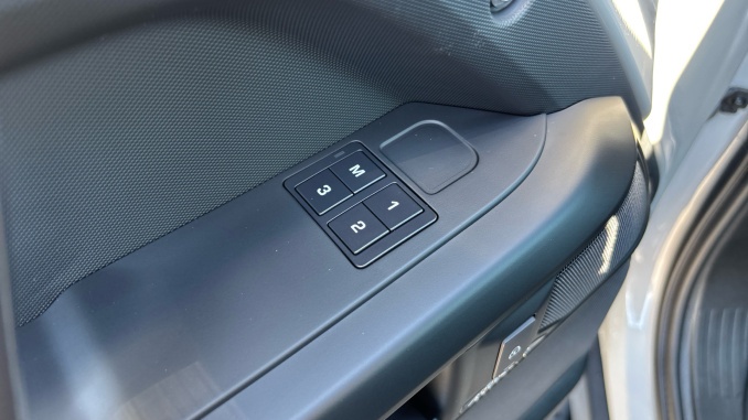 Land Rover Defender 3.0 D250 X-Dynamic HSE 110 5dr Auto Diesel Estate - Image 32